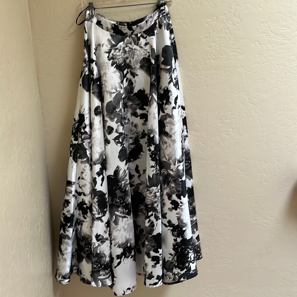 Formal skirt, black &white&gray.size5